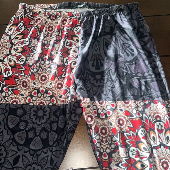 Lily by Firmiana Grey Black Floral Leggings size 1XL - Picture 2 of 8